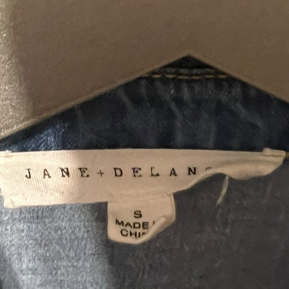 Jane & Delancey Denim Button-Up Top – Small - Picture 4 of 6